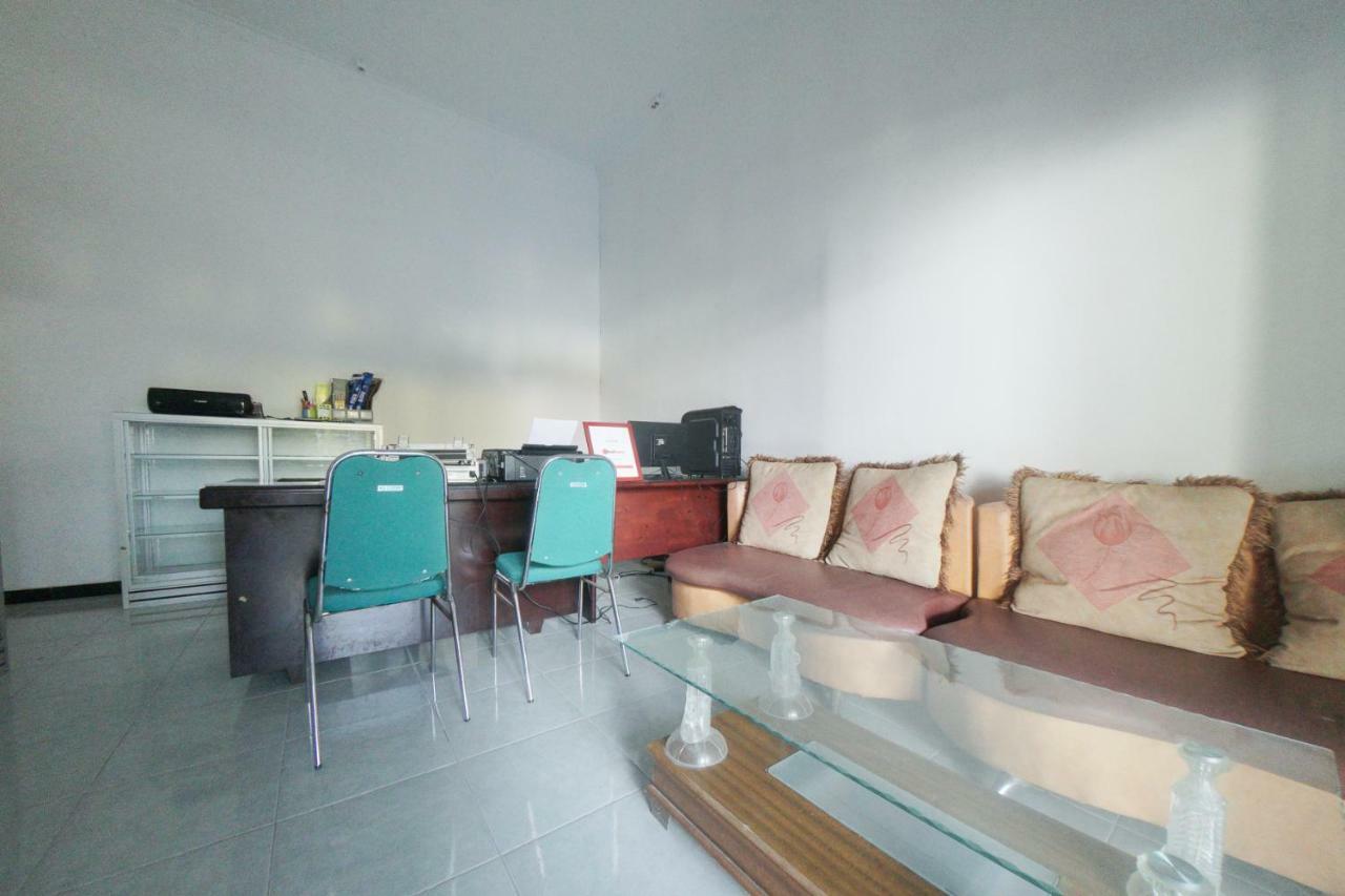 Reddoorz Syariah Near Mall Roxy Banyuwangi 2 Extérieur photo